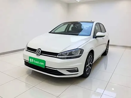 VOLKSWAGEN GOLF 2018 — 35 000 км, Китай — под ключ — фото 1