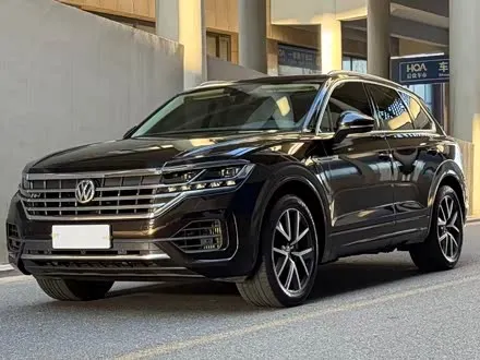 VOLKSWAGEN TOUAREG 2020 — 55 000 км, Китай — под ключ — фото 1