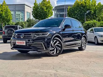 VOLKSWAGEN TIGUAN L 2024 — 19 000 км, Китай — под ключ — фото 1