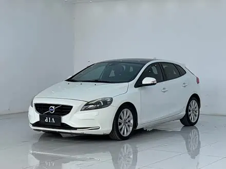 VOLVO V40 2015