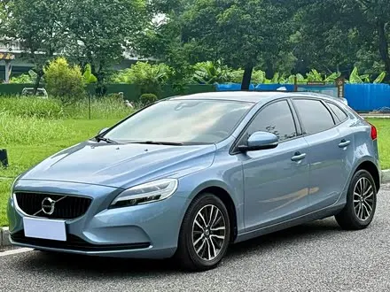 VOLVO V40 2016