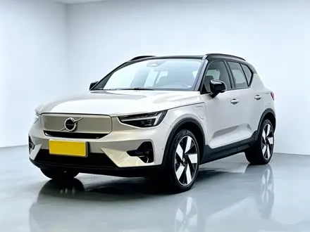 VOLVO XC40 2023
