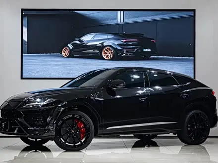 LAMBORGHINI URUS 2021