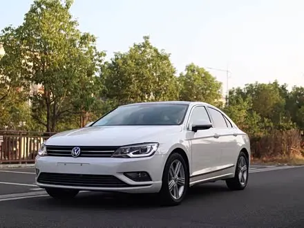 VOLKSWAGEN LAMANDO 2015