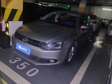 VOLKSWAGEN SAGITAR 2012