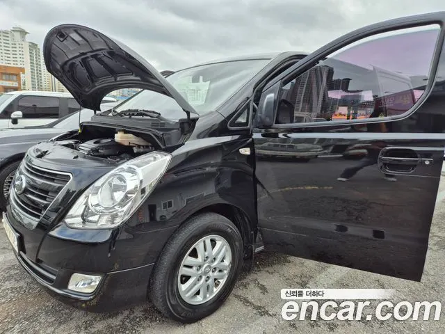 HYUNDAI GRAND STAREX 2017 — 140 000 км, чёрный, Корея — под ключ — фото 2