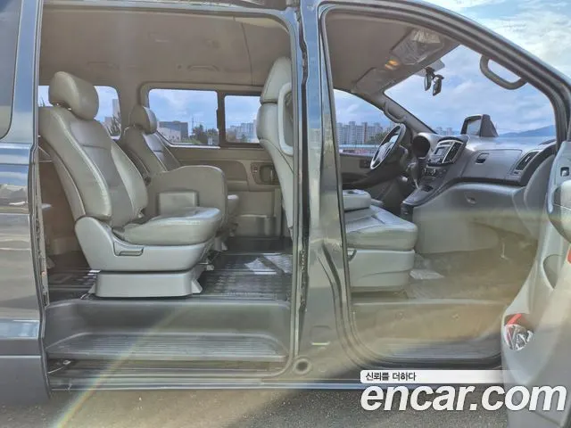 HYUNDAI GRAND STAREX 2017 — 202 800 км, тёмно-зелёный, Корея — под ключ — фото 9