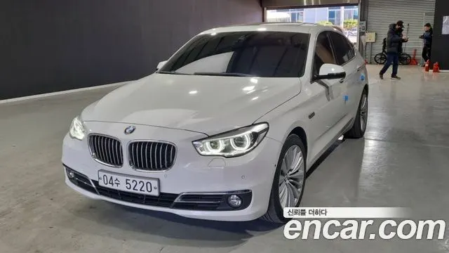 BMW 5 SERIES GT 2017 — 142 017 км, белый-перламутр, Корея — под ключ — фото 1