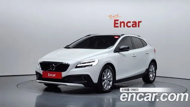 VOLVO V40 CROSS COUNTRY 2018 — 221 349 км, белый, Корея — под ключ — фото 1