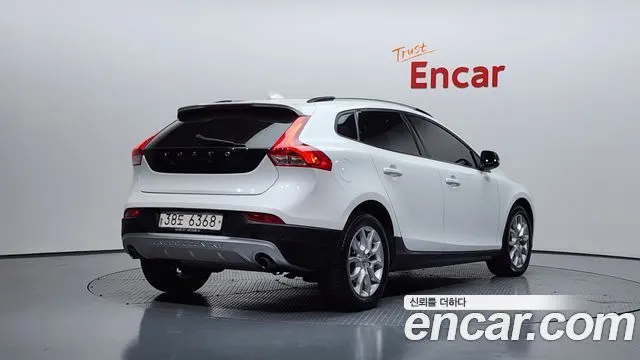 VOLVO V40 CROSS COUNTRY 2018 — 221 349 км, белый, Корея — под ключ — фото 2