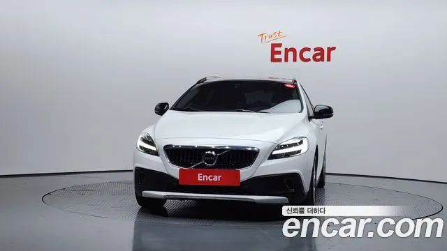 VOLVO V40 CROSS COUNTRY 2018 — 221 349 км, белый, Корея — под ключ — фото 3