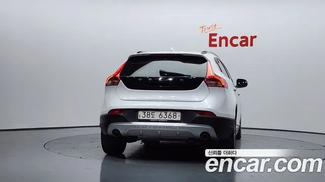 VOLVO V40 CROSS COUNTRY 2018 — 221 349 км, белый, Корея — под ключ — фото 4