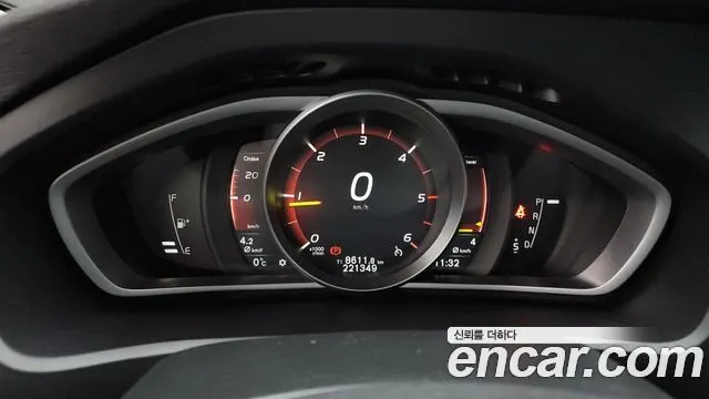 VOLVO V40 CROSS COUNTRY 2018 — 221 349 км, белый, Корея — под ключ — фото 8