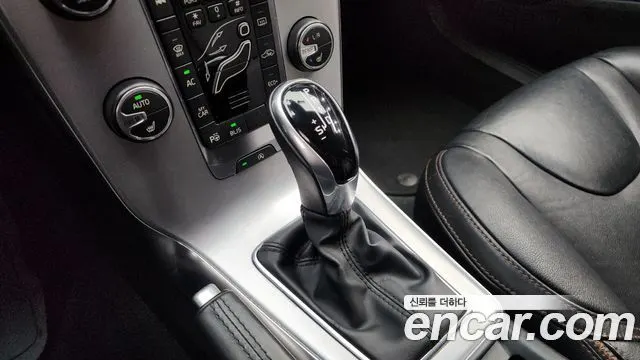 VOLVO V40 CROSS COUNTRY 2018 — 221 349 км, белый, Корея — под ключ — фото 9