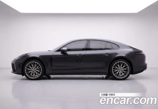 PORSCHE PANAMERA 976 2024