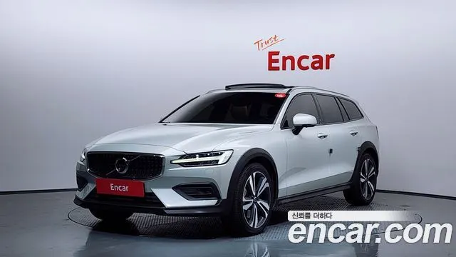 VOLVO V60 CROSS COUNTRY 2020 — 66 552 км, белый-перламутр, Корея — под ключ — фото 1