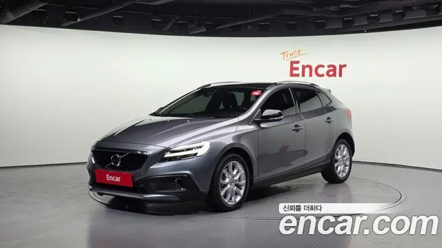 VOLVO V40 CROSS COUNTRY 2018 — 203 094 км, серый, Корея — под ключ — фото 1