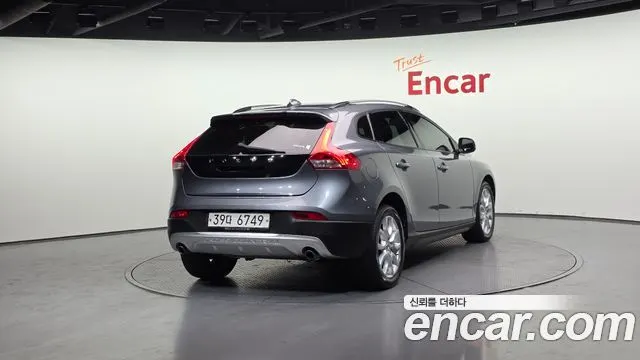 VOLVO V40 CROSS COUNTRY 2018 — 203 094 км, серый, Корея — под ключ — фото 2