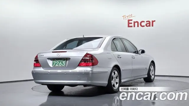 MERCEDES-BENZ E-CLASS W211 2006 — 140 064 км, серебристый, Корея — под ключ — фото 1