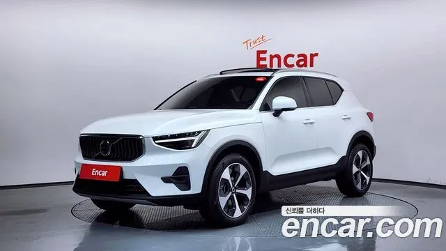 VOLVO XC40 2025