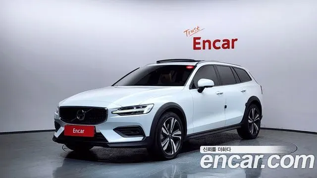 VOLVO V60 CROSS COUNTRY 2020 — 88 240 км, белый, Корея — под ключ — фото 1