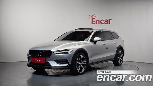 VOLVO V60 CROSS COUNTRY 2021 — 55 614 км, серебристый, Корея — под ключ — фото 1