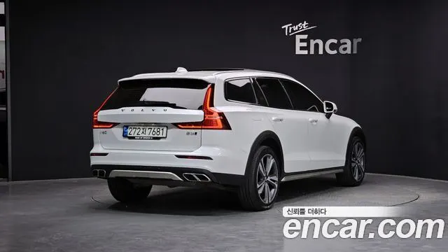 VOLVO V60 CROSS COUNTRY 2021 — 47 649 км, белый, Корея — под ключ — фото 2