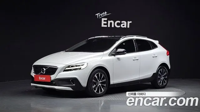 VOLVO V40 CROSS COUNTRY 2019 — 58 342 км, белый, Корея — под ключ — фото 1