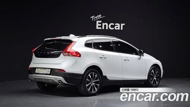 VOLVO V40 CROSS COUNTRY 2019 — 58 342 км, белый, Корея — под ключ — фото 2