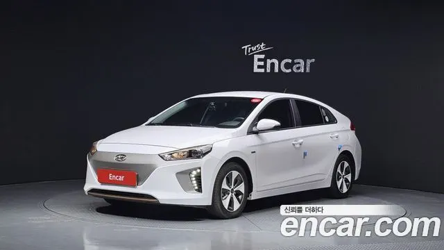 HYUNDAI IONIQ ELECTRIC 2018 — 50 473 км, белый, Корея — под ключ — фото 1