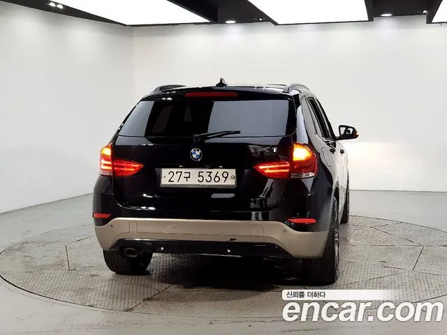 BMW X1 2013 — 142 000 км, чёрный, Корея — под ключ — фото 3