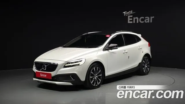 VOLVO V40 CROSS COUNTRY 2019 — 65 021 км, белый, Корея — под ключ — фото 1