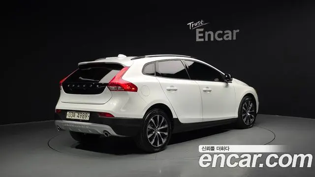 VOLVO V40 CROSS COUNTRY 2019 — 65 021 км, белый, Корея — под ключ — фото 2