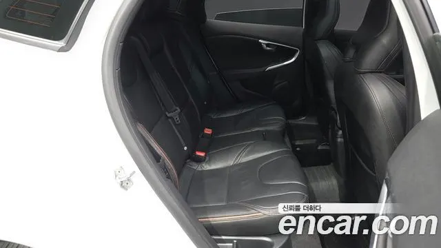 VOLVO V40 CROSS COUNTRY 2019 — 65 021 км, белый, Корея — под ключ — фото 12
