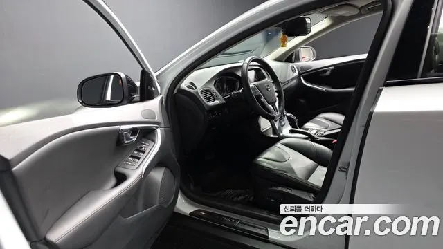 VOLVO V40 CROSS COUNTRY 2019 — 65 021 км, белый, Корея — под ключ — фото 10