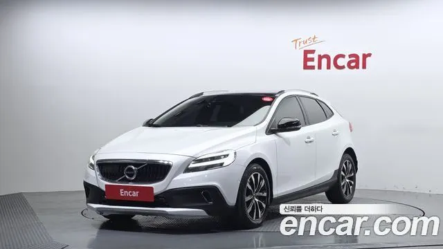 VOLVO V40 CROSS COUNTRY 2019 — 211 949 км, белый, Корея — под ключ — фото 1