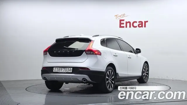 VOLVO V40 CROSS COUNTRY 2019 — 211 949 км, белый, Корея — под ключ — фото 2