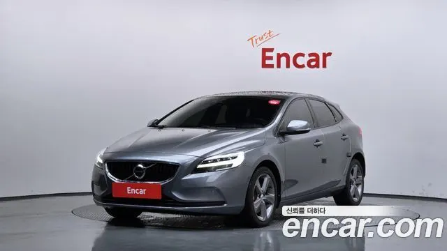 VOLVO V40 2018