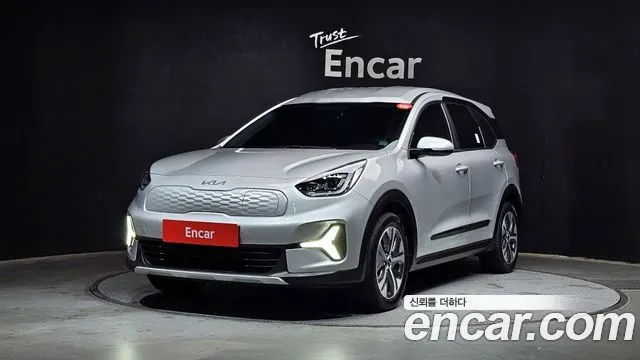 KIA NIRO PLUS 2023 — 62 714 км, серебристо-серый, Корея — под ключ — фото 1