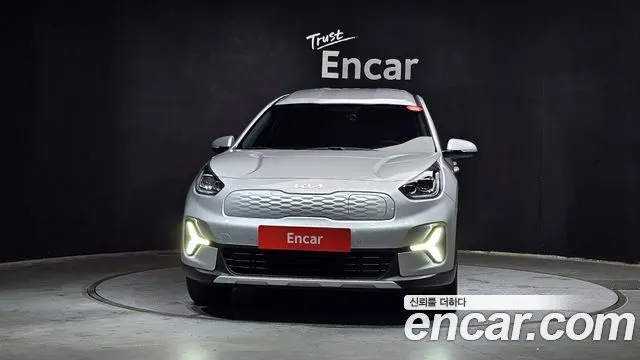 KIA NIRO PLUS 2023 — 62 714 км, серебристо-серый, Корея — под ключ — фото 3