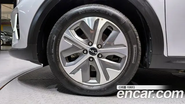 KIA NIRO PLUS 2023 — 62 714 км, серебристо-серый, Корея — под ключ — фото 5