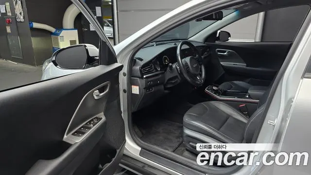 KIA NIRO PLUS 2023 — 62 714 км, серебристо-серый, Корея — под ключ — фото 10