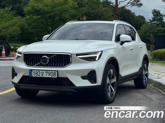VOLVO XC40 2024