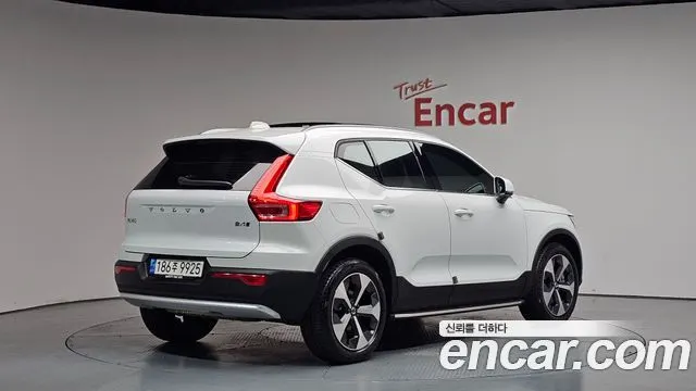 VOLVO XC40 2023