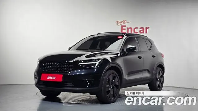 VOLVO XC40 2025