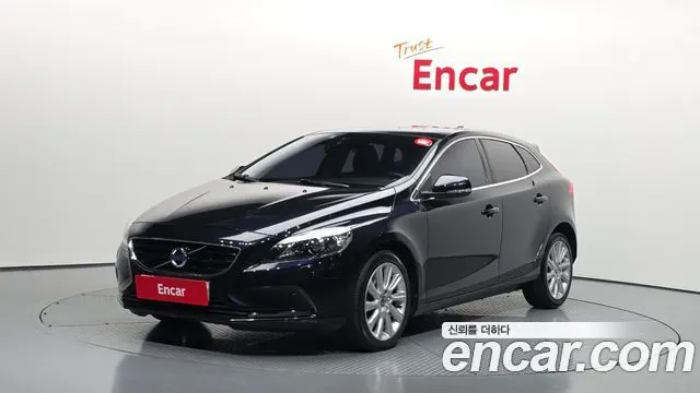 VOLVO V40 2016