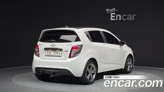 CHEVROLET AVEO HATCHBACK 2015 — 106 804 км, белый, Корея — под ключ — фото 2