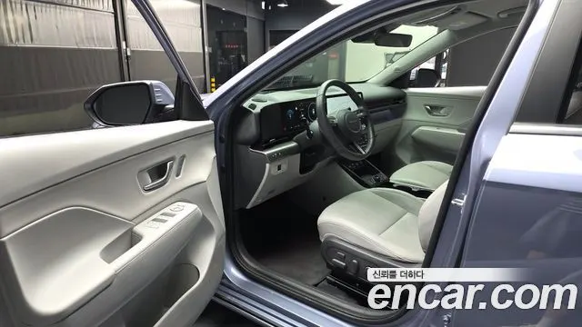 HYUNDAI KONA ELECTRIC 2023 — 52 139 км, светло-серебристый, Корея — под ключ — фото 10