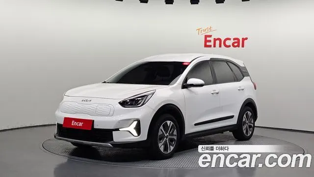 KIA NIRO PLUS 2023 — 117 592 км, белый, Корея — под ключ — фото 1