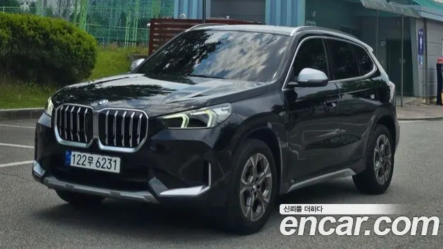 BMW X1 2024 — 5 358 км, чёрный, Корея — под ключ — фото 1